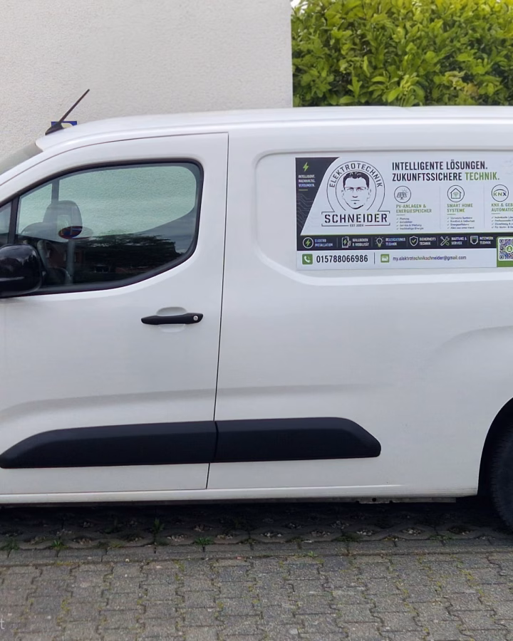 Foto: Firmenfahrzeug /Team bei der Arbeit
